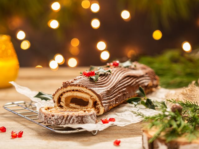 Bûche de Noël: Πώς θα φτιάξεις εύκολα τον διάσημο χριστουγεννιάτικο κορμό