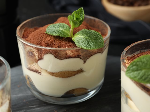 Το viral τιραμισού με γιαούρτι- Ελαφρύ με 4 μόλις υλικά