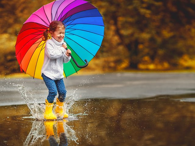 Παιδικές γαλότσες για τις βροχερές μέρες: H κόρη της Μαρκέλλας Γιαννάτου φοράει τα πιο cute γαλοτσάκια και μας εμπνέει