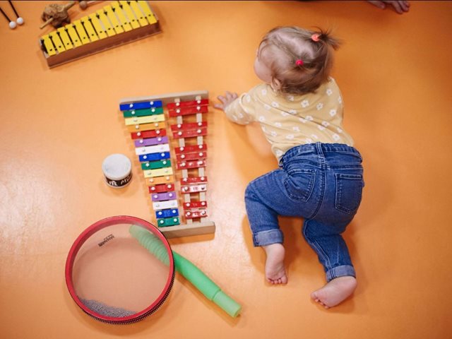 "Μια αγκαλιά να ακούει": Βιωματικό εργαστήριο για εγκύους, μητέρες και βρέφη 0-18 μηνών