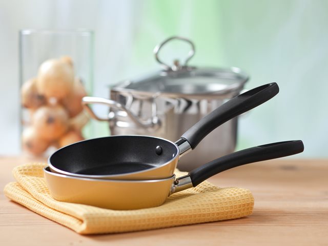 Πώς φεύγουν τα λίπη από το τηγάνι; Το κόλπο που δεν απαιτεί τρίψιμο