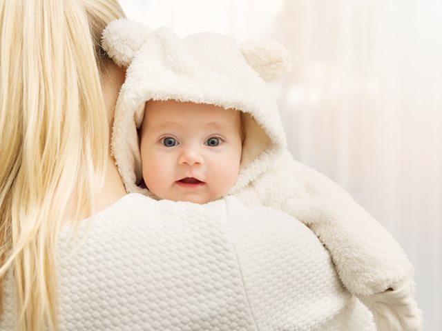 Πώς να ντύσεις σωστά -και χωρίς υπερβολές-το μωρό σου τον χειμώνα