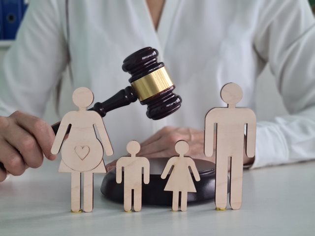 Συνεπιμέλεια: Τι αλλάζει στη νέα τροπολογία σχετικά με τις δικαστικές αποφάσεις που αφορούν τη γονική μέριμνα ανηλίκων.