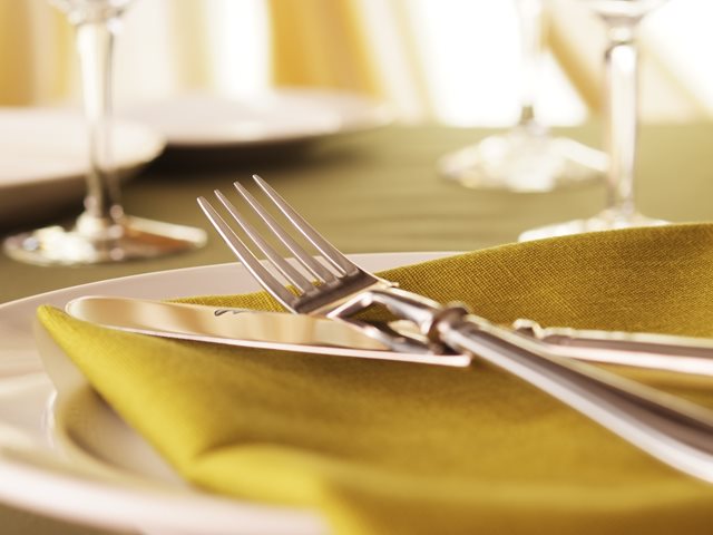 Christmas Cleaning Hack: Πώς θα κάνεις τα μαχαιροπίρουνά σου να λάμπουν