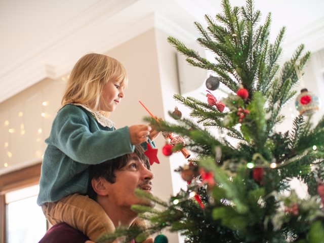 Μικρά hacks για να μη γίνει χαμός στο σπίτι όσο στολίζεις