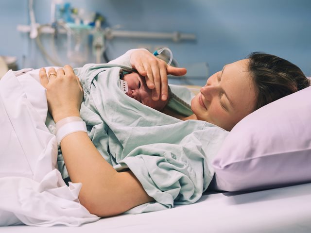 Φόβος για τον τοκετό; 2 παράγοντες που βοηθούν τις γυναίκες να γεννούν με σιγουριά