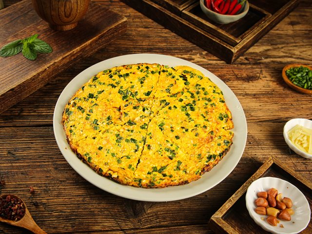 Πώς να φτιάξεις εύκολα ομελέτα με αραβική πίτα (βήμα-βήμα)