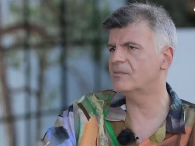 Οι καλοκαιρινές διακοπές του Φοίβου Δεληβοριά με την οικογένεια του