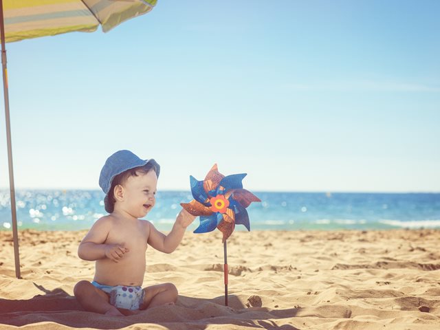 6 tips για το πρώτο μπάνιο του μωρού στη θάλασσα