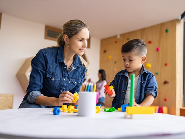 Εργοθεραπεία: Τι είναι, πότε χρειάζεται και πώς θα βοηθήσει το παιδί σου