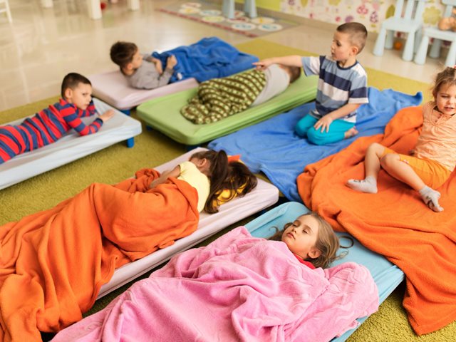 Sleepovers στα σχολεία: Το trend που αρέσει σε κάποιους γονείς δεν είναι και τόσο χαριτωμένο- Τι καταγγέλουν οι εκπαιδευτικοί για τους κινδύνους