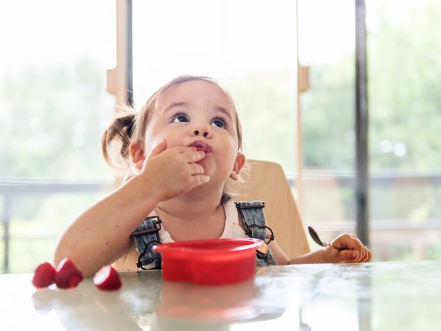 5 φράσεις που μπορείς να πεις στο μικρό παιδί, όταν δοκιμάζει μια νέα γεύση
