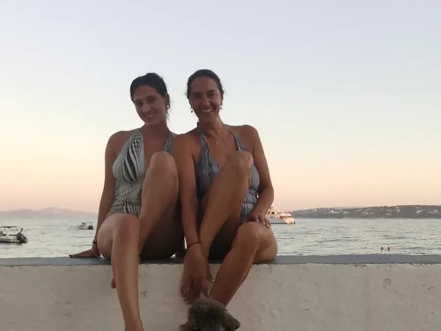 Η Νόνη Δούνια "αποχαιρετά" την κόρη της που φεύγει για σπουδές μ' ένα γλυκό καλοκαιρινό στιγμιότυπο