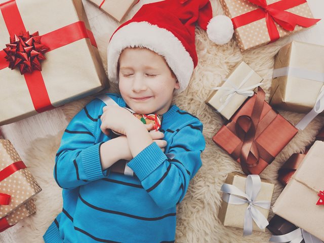 Τι πραγματικά μαθαίνουν τα Χριστούγεννα στα παιδιά για τα χρήματα;