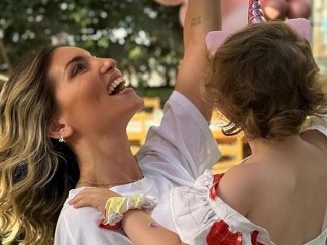 Η Αθηνά Οικονομάκου είναι μια μαμά σαν όλες μας κι ας την κατηγορούν ότι έχει νταντάδες- Όσα είπε και ταυτιστήκαμε μαζί της