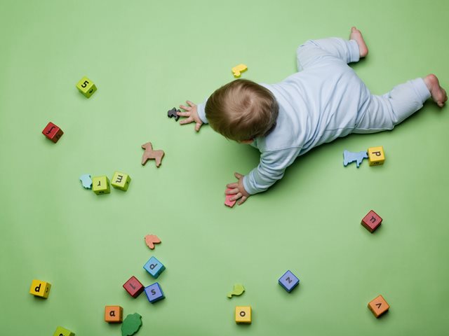 Τι μας λέει η καθυστέρηση στο μπουσούλημα για την ανάπτυξη του παιδιού