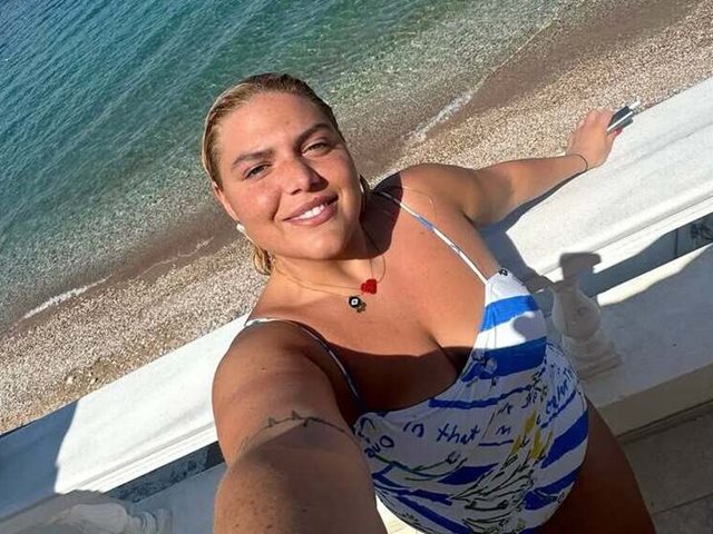 Η Δανάη Μπάρκα φωτογραφίζεται αγκαλιά με τη βαφτιστήρα της - Το σπάνιο στιγμιότυπο