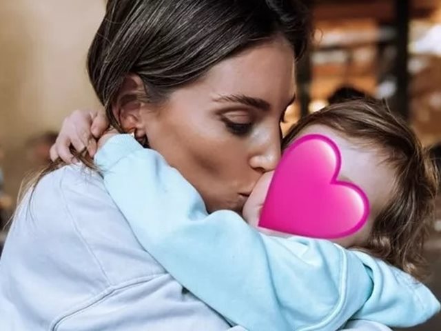 Αθηνά Οικονομάκου: Στην πιο αληθινή "μαμαδίστικη" selfie της ενώ περίμενε τη Σιέννα στη σχολή ρυθμικής της