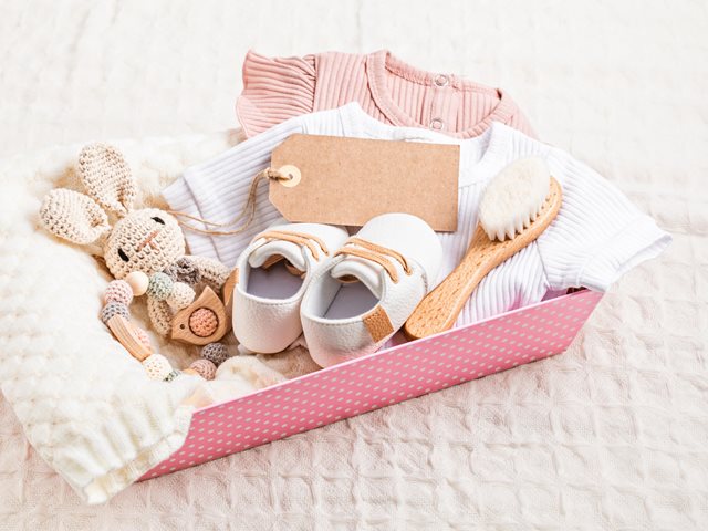 4+4 εξαιρετικά πρακτικά δώρα για baby shower - Για τη μαμά και το νεογέννητο μωρό