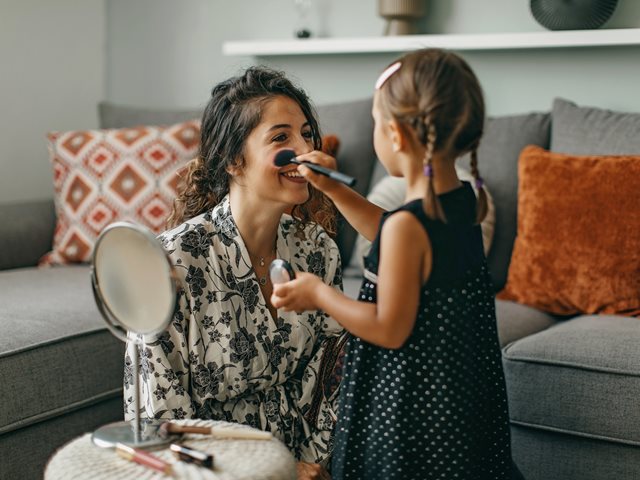 Πώς θα αφαιρέσεις τους λεκέδες από μακιγιάζ στα ρούχα σου;