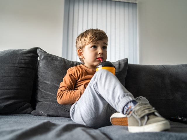 Το έξυπνο hack καθαρισμού του καναπέ σου μετά τις γιορτές