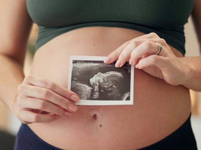 Για πρώτη φορά στην Ελλάδα: Εγκυμοσύνη με εξωσωματική γονιμοποίηση μετά από καρκίνο του ενδομητρίου