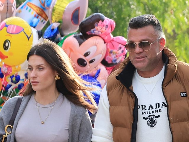 Οικογενειακές στιγμές για τον Κώστα Σόμμερ και τη Βαλεντίνη Παπαδάκη στη Γλυφάδα