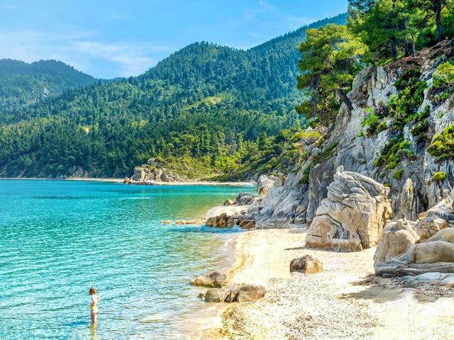 Γαλάζιες Σημαίες 2025: 2η η Ελλάδα παγκοσμίως με 657 βραβευμένες ακτές