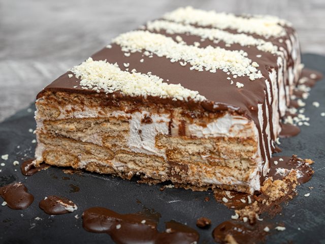 Μπισκοτογλυκό σαν cheesecake- Η εύκολη συνταγή με γκανάζ σοκολάτας
