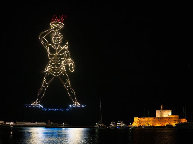 DRNS Drone Light Show: Ο Κολοσσός της Ρόδου αναβίωσε στον ουρανό με 1.000 drones