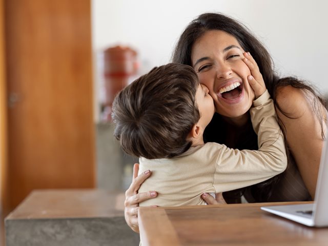 Εργαζόμενες μαμάδες και ενοχές: Γιατί νιώθουμε έτσι;