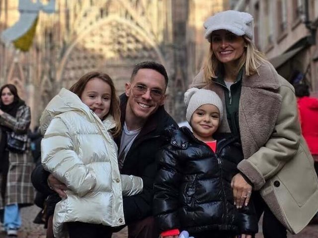 Βασιλική Μιλλούση & Λευτέρης Πετρούνιας σε χριστουγεννιάτικη εξόρμηση με τις κόρες τους στο εξωτερικό
