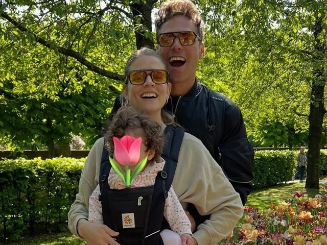 Δανάη Μιχαλάκη και Γιώργος Παπαγεωργίου στο εξωτερικό με την κόρη τους