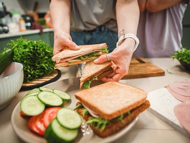 Ξέχνα το τοστ γαλοπούλα-τυρί: 4 υγιεινές και γρήγορες ιδέες που αλλάζουν το κλασικό σνακ το 2026