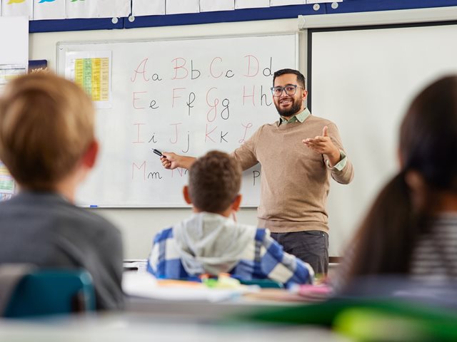 Γιατί οι Έλληνες γονείς πληρώνουμε τόσα πολλά για την εκμάθηση ξένων γλωσσών εκτός σχολείου;