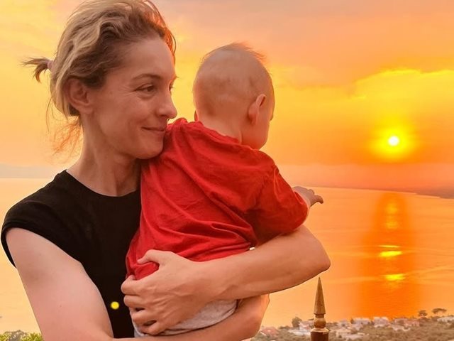 Η Γιούλικα Σκαφιδά στο happy place της με τον μικρό Άγγελο