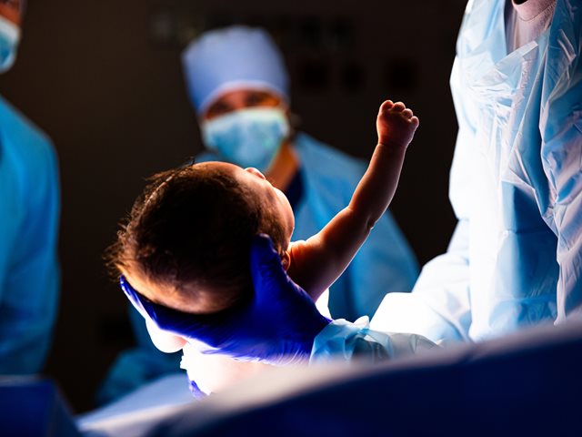 Νεογέννητο γεννήθηκε μέσα σε ασθενοφόρο: Πως το ΕΚΑΒ και οι γιατροί κατάφεραν να το κρατήσουν στη ζωή