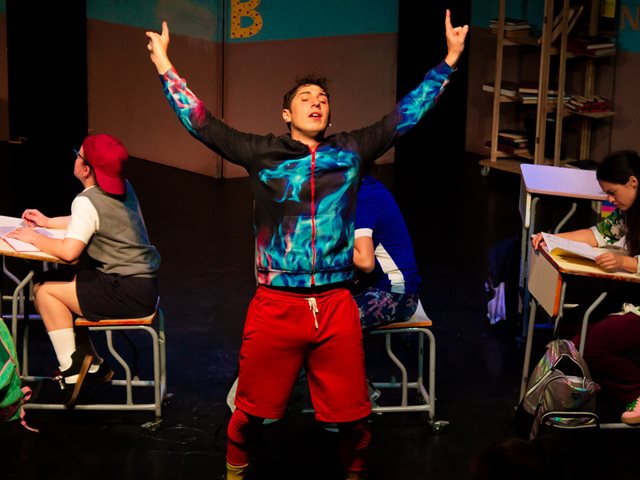 Στον κόσμο του "Αόρατου Τονίνο": Ο ηθοποιός Στράτος Νταλαμάγκος μιλά για το παιδικό βλέμμα, τη φιλία και τη μοναξιά