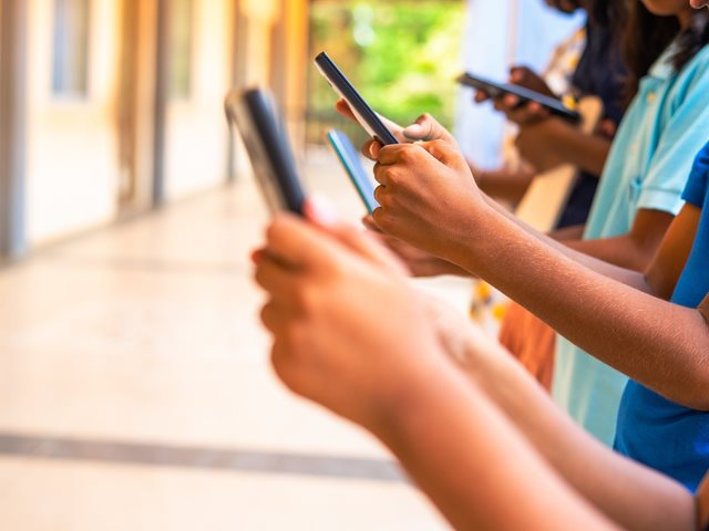 Μέσα κοινωνικής δικτύωσης: Έκθεση κρούει τον κώδωνα του κινδύνου για την ψυχική υγεία των παιδιών