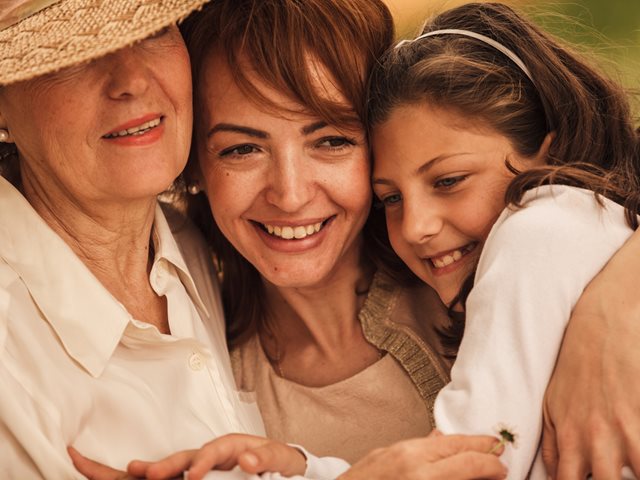 Μια μαμά εξομολογείται: Πως "αγάπησα" την μητέρα μου μέσα από τα παιδιά μου