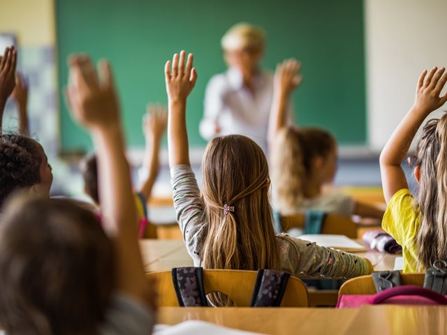 "Τι δεν μπορούμε να μετρήσουμε;" Μία δασκάλα στη Μύκονο κάνει στα παιδιά το πιο απρόσμενο μάθημα Μαθηματικών και γίνεται viral