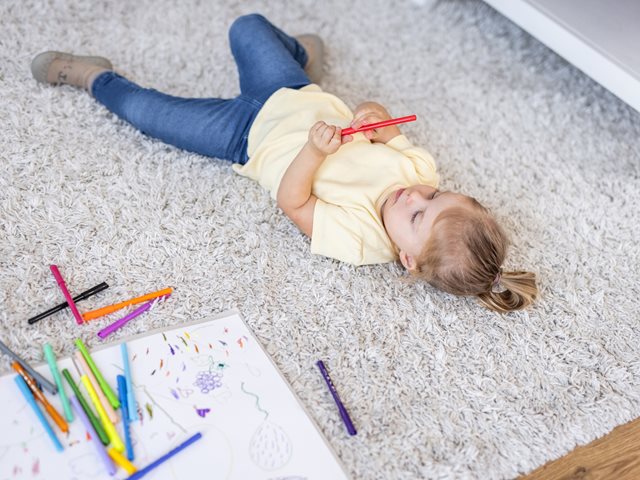 Σημάδια από μαρκαδόρους στο χαλί: Ο πανεύκολος τρόπος για να τα αφαιρέσεις