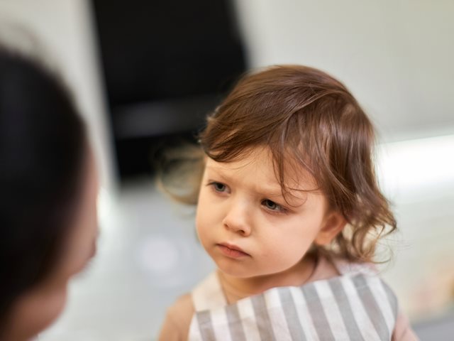 Πότε ένα ψέμα προστατεύει και πότε πληγώνει; Η αλήθεια που πρέπει να ξέρουν οι γονείς