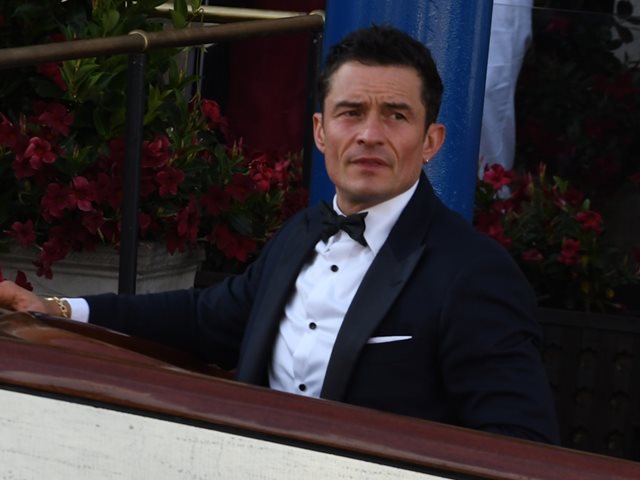 Ο Ορλάντο Μπλουμ αποκαλύπτει πώς κατάφερε να γίνει καλύτερος πατέρας και να μην χάνει τη ψυχραιμία του