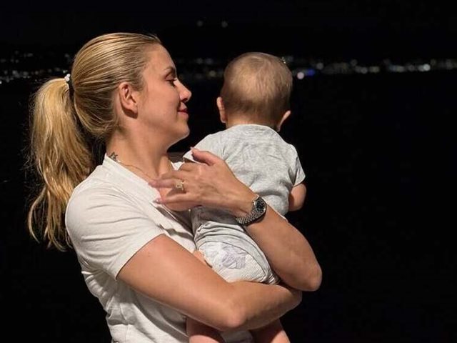 Η Φωτεινή Πετρογιάννη φωτογραφίζει τον σύζυγό της αγκαλιά με το μωράκι τους στην πιο τρυφερή στιγμή