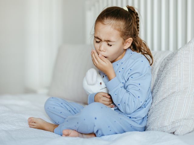Γιατί ο βήχας στα παιδιά μπορεί να κρατήσει εβδομάδες; Τι είναι φυσιολογικό και τι όχι