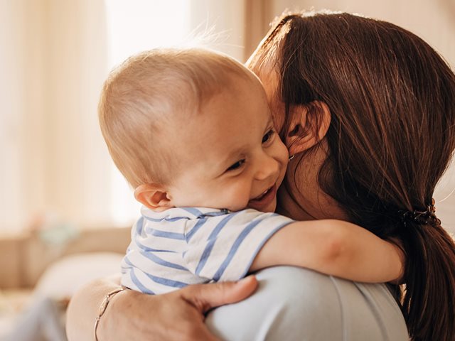 Παγκόσμια Ημέρα Αγκαλιάς: Η αγκαλιά λέει στο παιδί "εδώ υπάρχει ασφάλεια"