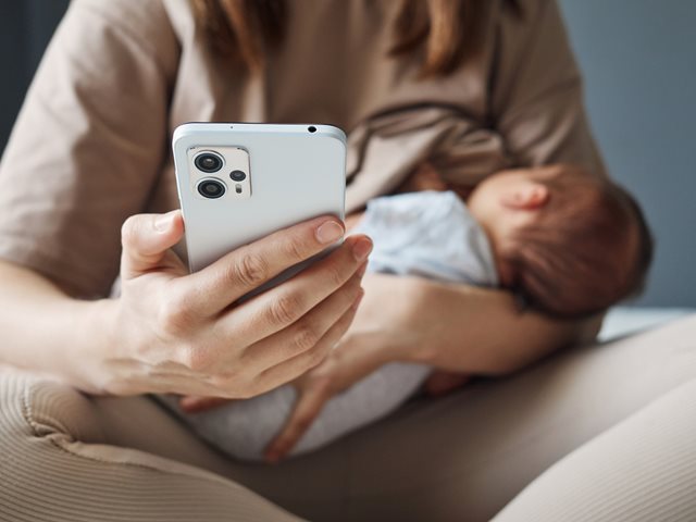 Θηλασμός και κινητό: Τι λένε οι ειδικοί