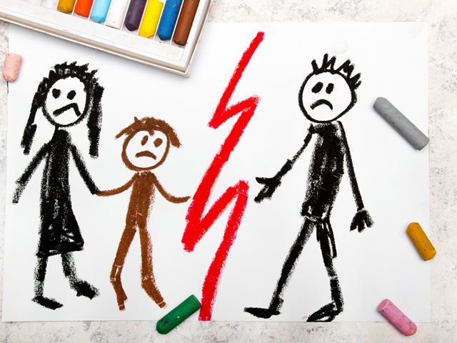 Μαμά vs. Μπαμπάς: Πώς να αντιμετωπίζεις τον αυστηρό γονιό χωρίς συγκρούσεις