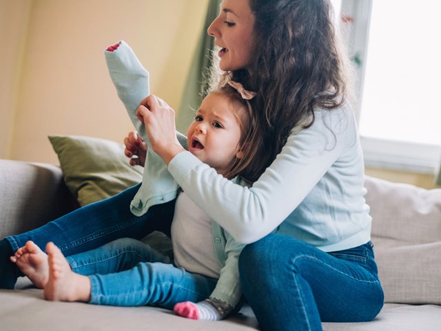 Πώς θα μάθω στο παιδί να βάζει τη ζακέτα του; Το Μοντεσσοριανό κόλπο που διευκολύνει τα νηπιάκια μας